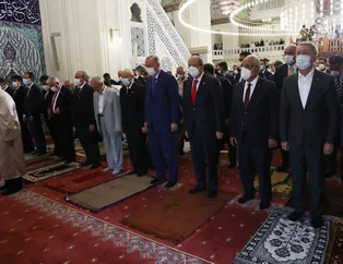 Bayramı namazını KKTC'de kılan Başkan Erdoğan'a eşlik eden isimler dikkat çekti