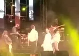 Inna İstanbul konserinde sahneden yere düştü