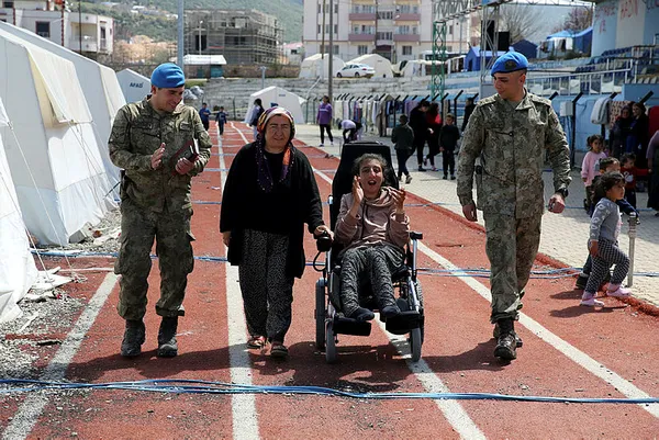 yurekleri-isitan-anlar-mehmetcikten-engelli-depremzedeye-akulu-sandalye-hediyesi-1680608500642.jpg Yürekleri ısıtan anlar: Mehmetçik'ten engelli depremzedeye akülü sandalye hediyesi!-3