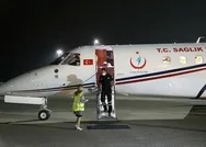 Londrada operasyonla birbirinden ayrılan Derman ve Yiğit adlı siyam ikizleri Türkiyeye döndü