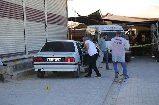 Şanlıurfa'da pazar yerinde otomobili taradılar: 1 ölü