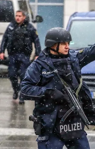 Almanya'da annesini öldüren saldırgan ortalığı birbirine kattı