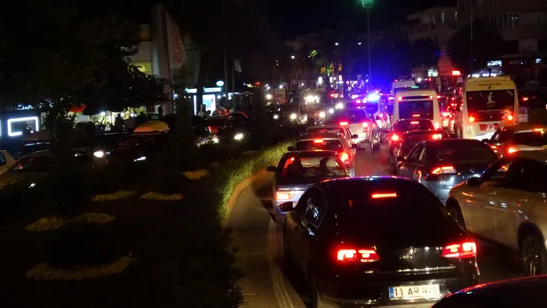 Bayram yoğunluğu! Edremit Körfezi'nde trafik durma noktasına geldi-4
