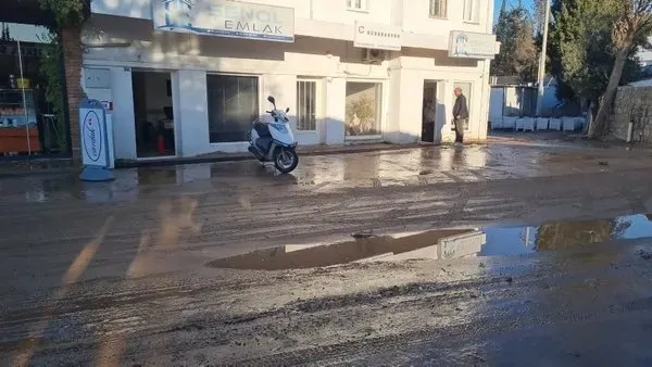 CHP'li Bodrum Belediyesi yine bildiğiniz gibi! Aynı noktada onuncu isale hattı patlaması! Yol yarıldı iş yerlerini su bastı-4