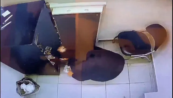 1637324200347.jpg Taksim'de döviz bürosunda 3 milyonluk vurgun! Çalışanı tarafından soyuldu: Görünce şok olduk-4