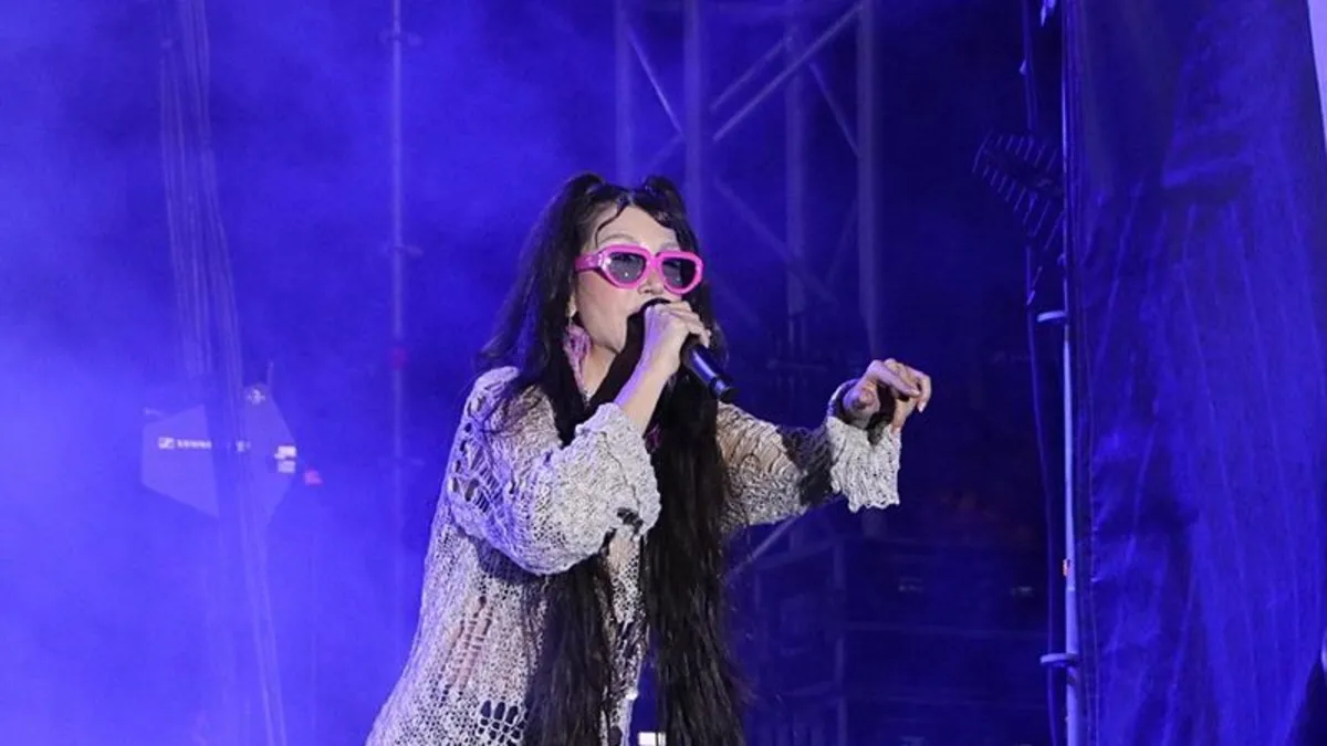 Hande Yener'den sahnede "Evlenmeyin" çağrısı!