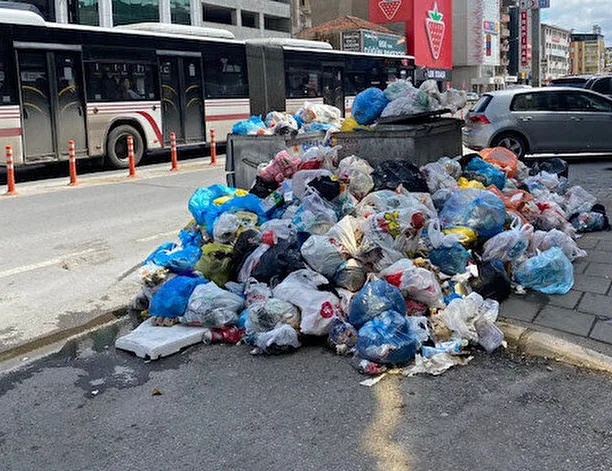 Bir CHP klasiği! Çöp dağları yolları sardı