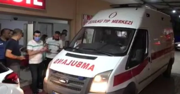 Adana'da bir polis, polis aracına taş atan şüpheliyi gözaltına almaya çalıştığı sırada sırtından bıçaklandı