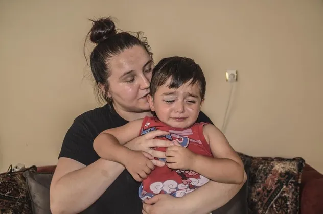 Köpeklerin saldırısına uğrayan 3 yaşındaki çocuk neredeyse gözünden oluyordu