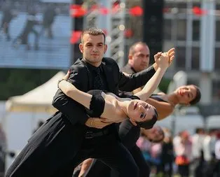 İzmir’in düşman işgalinden kurtuluşunda vals gösterisi...