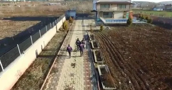 izmirde-tefeci-cetesine-baskin-3-gozalti-1647517061455.jpeg İzmir'de tefeci çetesine baskın: 3 gözaltı-3