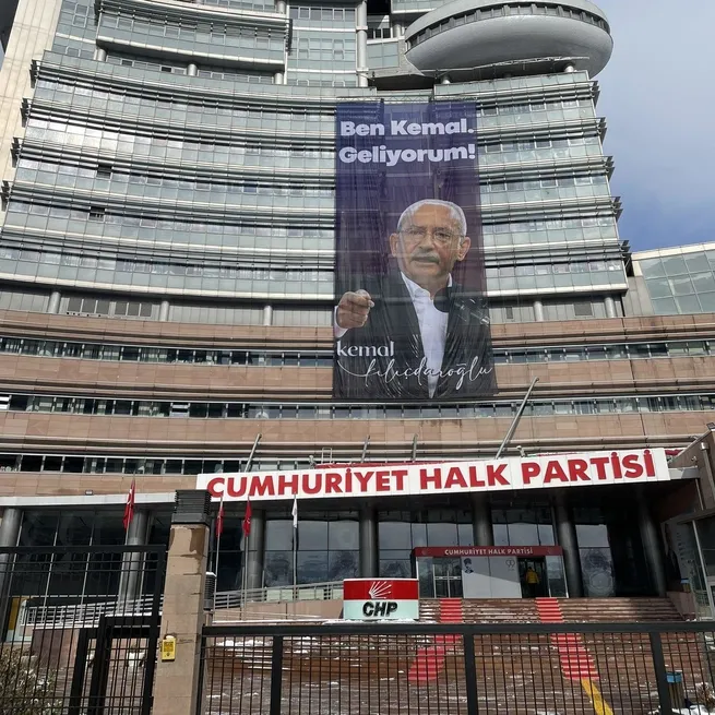 Kılıçdaroğlu CHP Genel Merkezine Ben Kemal geliyorum afişi astırdı! Akşenere yeni tehdit: Sabrımızı taşırmasınlar