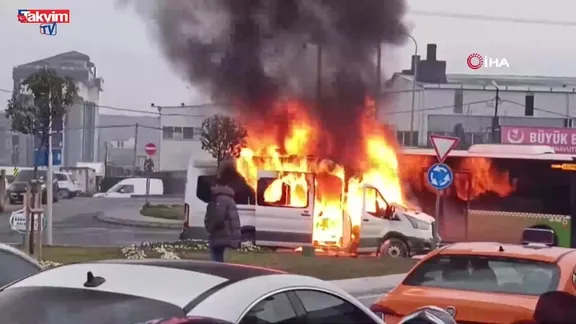 Arnavutköy’de servis aracı alev alev yandı