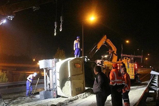 istanbul-kagithanede-hafriyat-kamyonu-devrildi-1-yarali-1623365258183.jpeg İstanbul Kağıthane'de hafriyat kamyonu devrildi! 1 yaralı-4