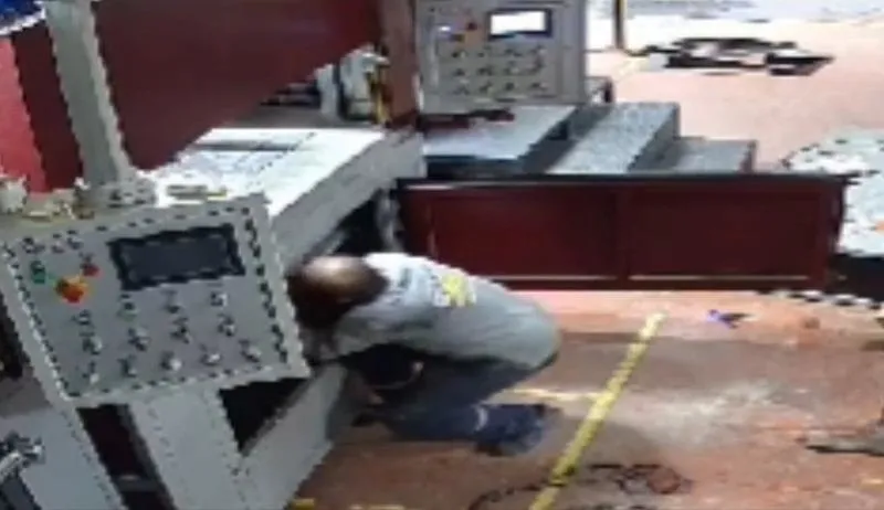 Kocaeli'de kan donduran son: Pres makinesine sıkışan iş yeri sahibinin öldüğü kaza anı kamerada-3