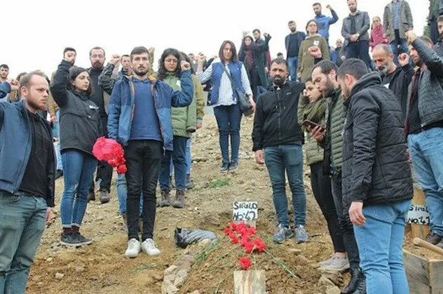 Türkiye İdlib şehitlerine ağlarken CHP'li yöneticiler terörist cenazesinde!