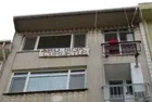 Oturduğu 55 yıllık apartmandan taşındı ev sahibi kiraya vereceğini söyleyince "Bu bina çürüktür" yazılı pankart astı