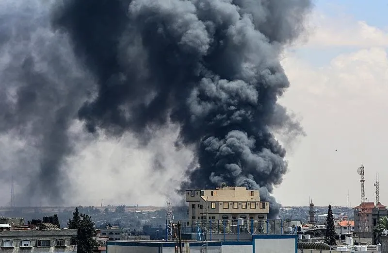 Refah kentinin doğusuna çok sayıda saldırı düzenledi. Saldırılar sonucu Refah sınır kapısı çevresi ve Al Salam bölgelerinden dumanlar yükseldi. (7 Mayıs 2024)