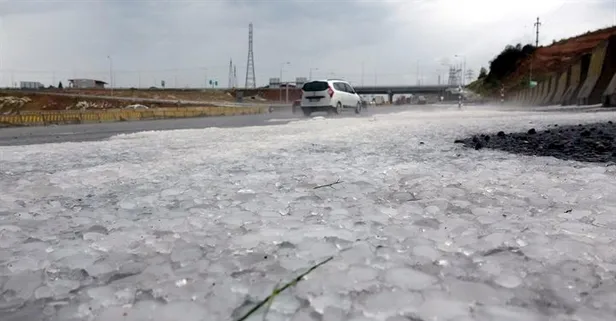 Kocaeli'de dolu yağdı, TEM yolu kapandı
