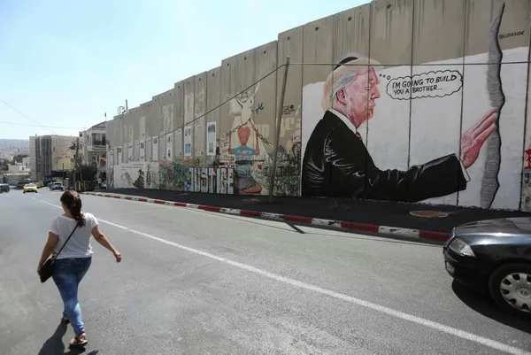 Ayrım Duvarı'nda Trump grafitisi-3