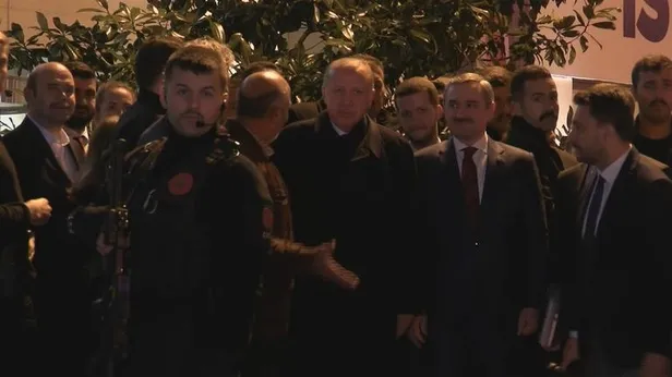 Başkan Erdoğan, kendisini bekleyen vatandaşlarla sohbet etti-1