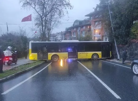 besiktasta-iett-otobusu-kaza-yapti-ekipler-olayi-yerinde-olu-ve-yarali-var-mi-son-durum-ne-1704208417378.jpeg