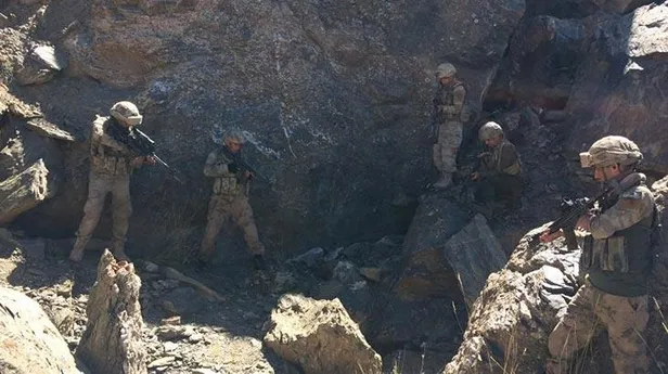 Kahraman Türk askeri teröristlerin ensesinde! Yıldırım-10 Norduz Operasyonu'nda PKK sığınakları bulundu!-1