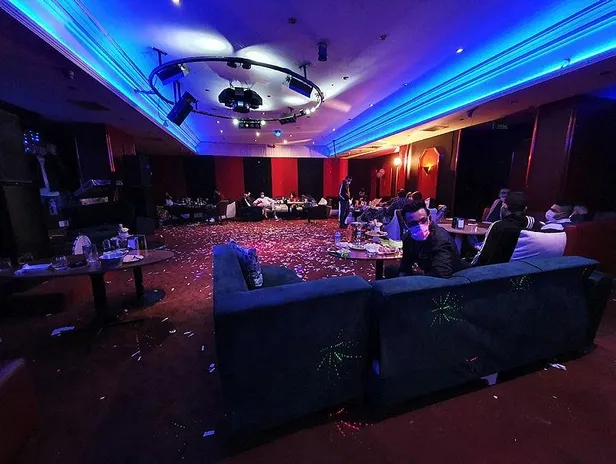 Adana'da saat 22.00'den sonra açık olan eğlence mekanına polis baskını! 25 kişiye para cezası kesildi-4