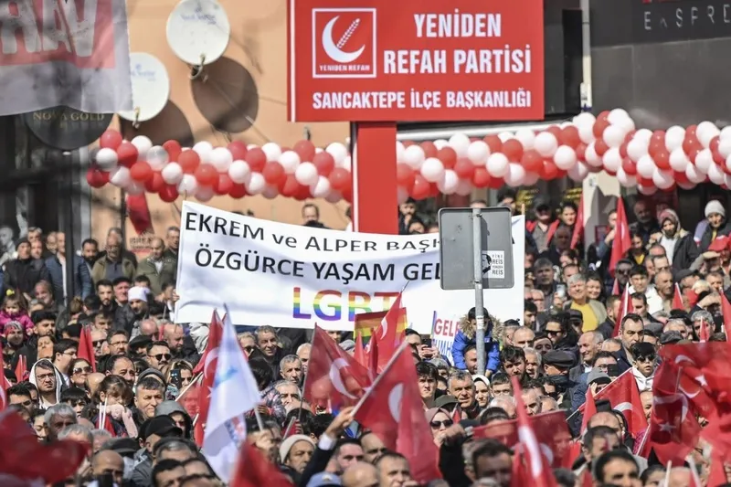 teror-seviciligi-de-sapkinlikta-bunlarda-chpli-ekrem-imamoglunun-mitinginde-tepki-gecen-lgbt-pankarti-ekrem-ve-1710607716988.jpeg