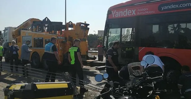 Haliç Köprüsü'nde kaza! Arızalı metrobüsü taşıyan vinç bariyere sürttü
