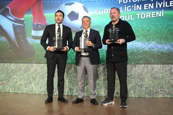 sporun-kalbi-turkuvaz-medyada-atti-super-ligin-en-iyileri-odullerini-aldi-1635346125389.jpg