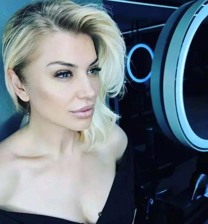 50lik-songul-karli-20-yas-birden-genclesti-yillara-bu-yontemle-meydan-okuyor-resmen-olumsuzluk-iksiri-1700684732135.jpeg Yıllara bu yöntemle meydan okuyor! 50'lik Songül Karlı 20 yaş birden gençleşti! Resmen ölümsüzlük iksiri gibi-4