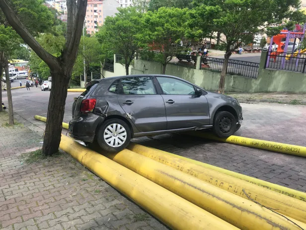 Kağıthane’de faciadan dönüldü! Kopan halat araca ok gibi saplandı-1