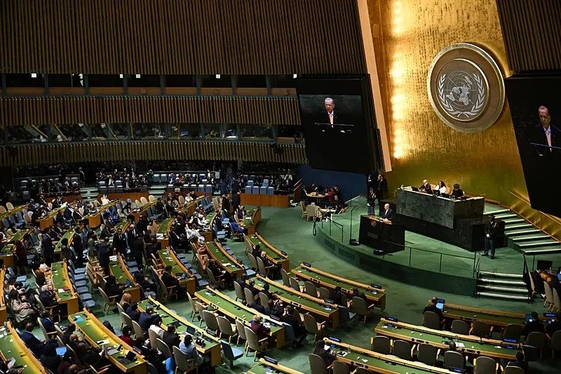 tarihi-konusmaya-alkis-tufani-baskan-erdogan-bm-81-genel-kurulunda-dunyaya-seslendi-1790093832274.jpeg Tarihi konuşmaya alkış tufanı! Başkan Erdoğan BM 81. Genel Kurulu'nda dünyaya seslendi-3