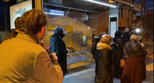 ibbnin-iett-fiyaskosu-yolda-kalan-otobusler-iptal-edilen-seferler-istanbulluyu-bezdirdi-1640627263007.jpeg İBB'nin İETT fiyaskosu! Yolda kalan otobüsler, iptal edilen seferler İstanbulluyu bezdirdi-2