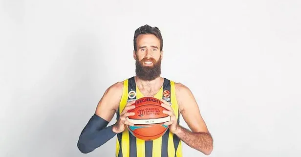 Gigi Datome COVİD- 19 hemşiresinin tulumunun arkasına ismini yazmasına şaşırdı