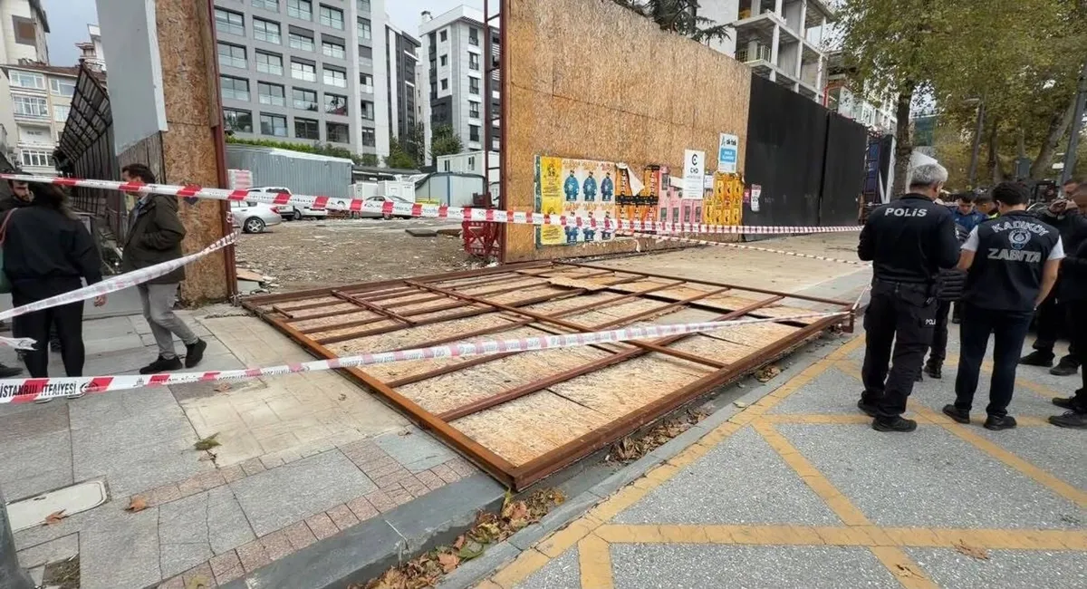 kadikoyde-santiye-perdesi-devrildi-2-kadin-yaralandi-1790599575909.jpeg Kadıköy Bağdat Caddesi'nde şantiye perdesi kaldırıma devrildi: 2 kadın yaralandı-3