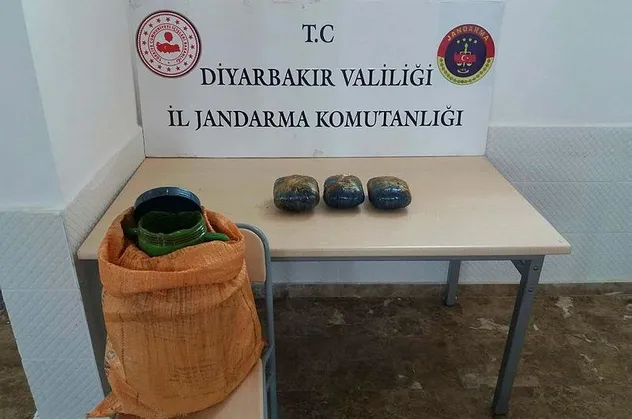 Diyarbakır’da pekmez bidonuna gizlenmiş esrar maddesi ele geçirildi