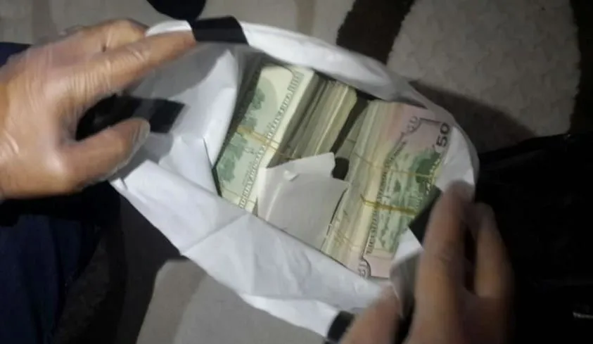 FETÖ trolünün evinden deste deste dolarlar çıktı-7