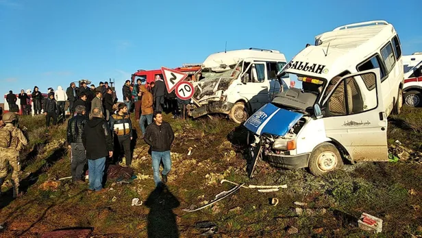 Son dakika: Şanlıurfa'da feci kaza! Öğrenci servisi ile işçi servisi çarpıştı-6