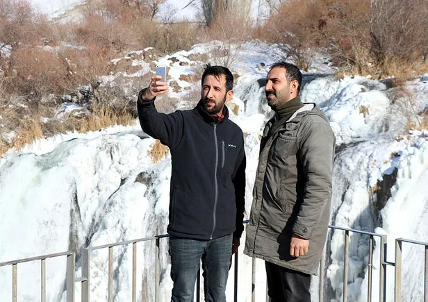 muradiye-selalesi-dondu-fotograf-icin-akin-ettiler-1609826538229.jpg Muradiye Şelalesi dondu, fotoğraf için akın ettiler!-2