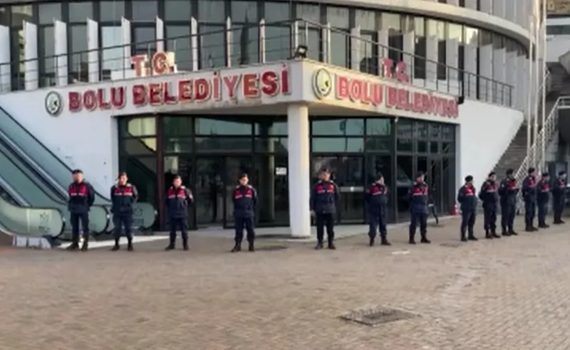 chpli-bolu-belediyesine-jandarma-operasyonu-arama-yapildi-1775281924800.jpeg CHP'li Bolu Belediyesi'ne jandarma operasyonu: 3 isim adliyeye sevk edildi-5