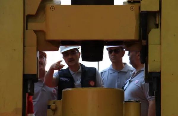 abdulhamid-han-sefere-hazir-ismi-yazildi-turk-bayragi-cizildi-ilk-gorev-tarihi-belli-oldu-1657104010077.jpg 'Abdülhamid Han' sefere hazır! İsmi yazıldı, Türk bayrağı çizildi! İlk görev tarihi belli oldu-8