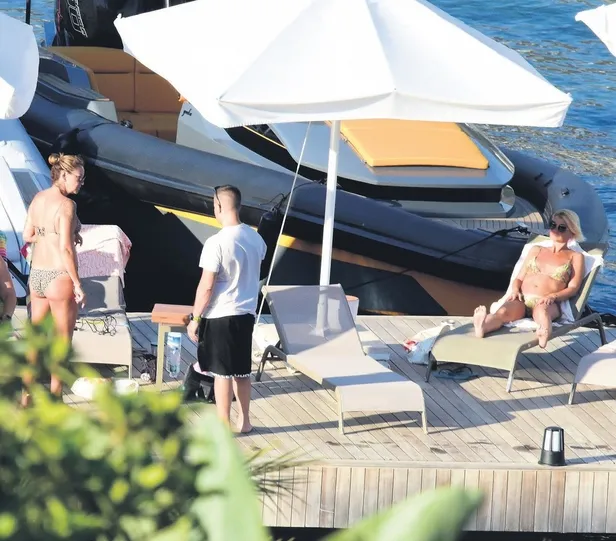 ebru-sahin-ile-cedi-osman-balayi-rotlarini-cesmeden-sakiz-adasina-cevirdi-1657739073412.jpeg Ebru Şahin ile Cedi Osman balayı rotlarını Çeşme'den, Sakız Adası'na çevirdi-11