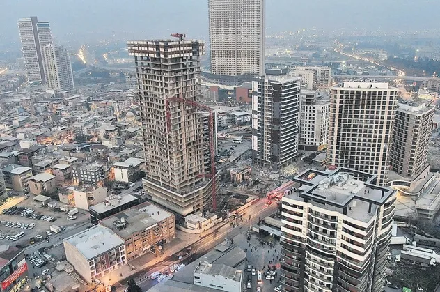 İzmir’deki otel inşaatında vinç devrildi! Acılı ailelerin iddiaları tüyler ürpertti