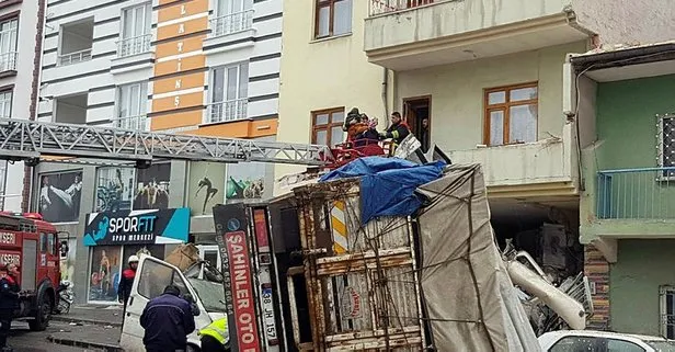 Kayseri’de korkunç kaza! Freni patlayan kamyon eve girdi
