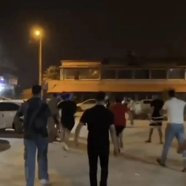 Polislere bıçakla saldırmaya çalıştılar