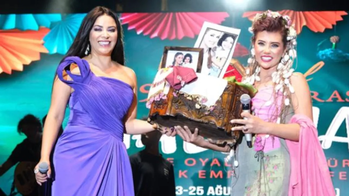 Sahnede duygusal anlar: Zara ve Yelda Başaran Nallıhan Festivalinde annelere seslendi!
