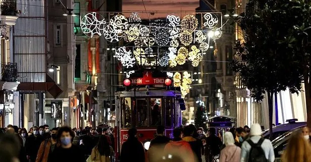 İstanbul’da yılbaşında uygulanacak kısıtlama öncesi cadde ve sokaklarda yoğunluk yaşandı