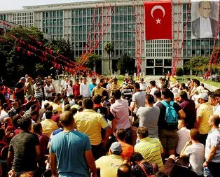 İBB’de işçi kıyımı! İşten çıkartılanlardan İBB önünde oturma eylemi